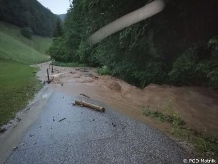 Včerajšnje močno neurje v Motniku (50)